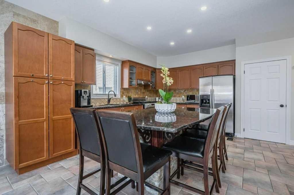 Comfortable Modern Room Near Ykf Airport III Kitchener Exterior photo